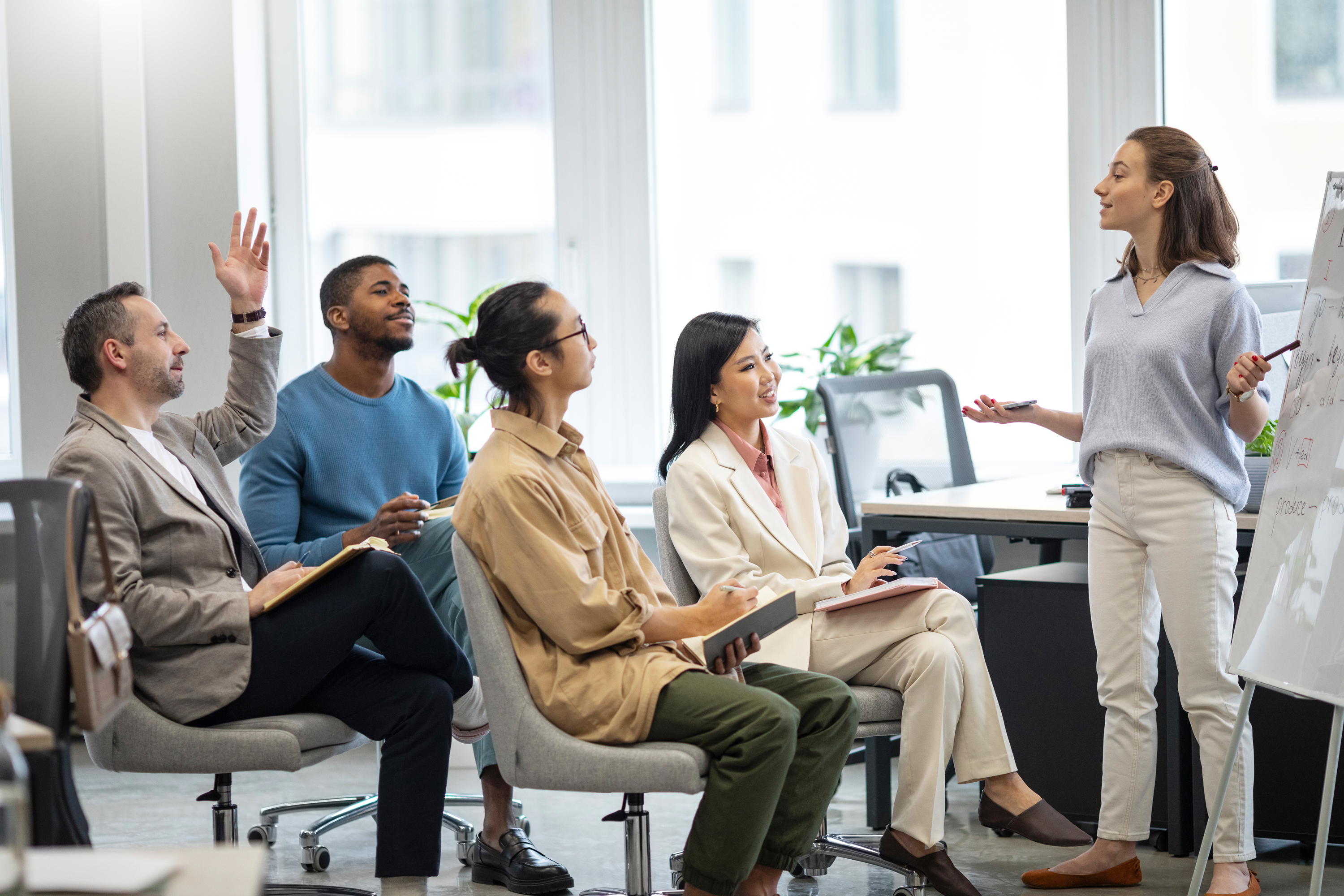 Coaching-Situation mit Moderatorin und Teilnehmenden in einem Workshop